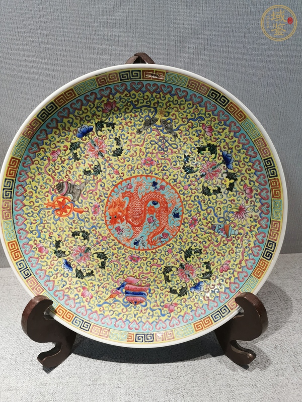 古玩陶瓷佛家八寶龍紋粉彩盤真品鑒賞圖