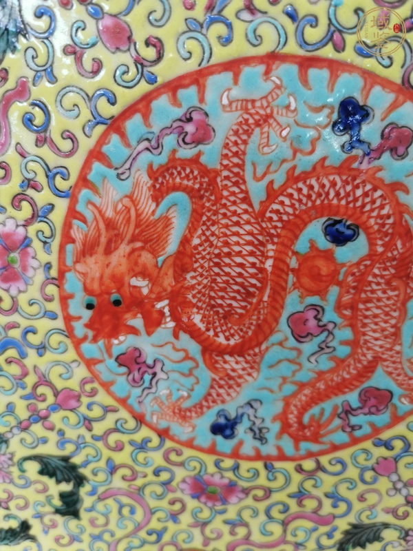 古玩陶瓷佛家八寶龍紋粉彩盤真品鑒賞圖