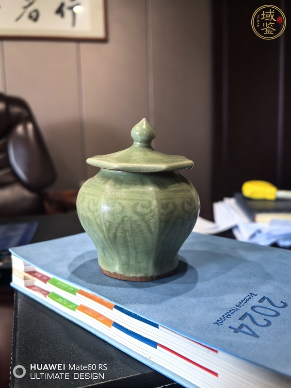 古玩陶瓷龍泉青瓷刻花八棱罐真品鑒賞圖