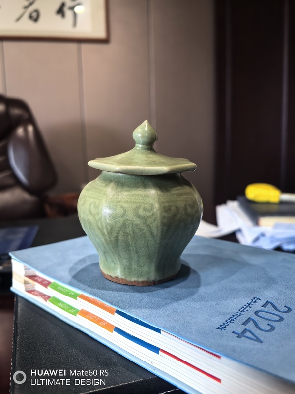 古玩轉(zhuǎn)賣龍泉青瓷刻花八棱罐拍賣，當(dāng)前價格199元