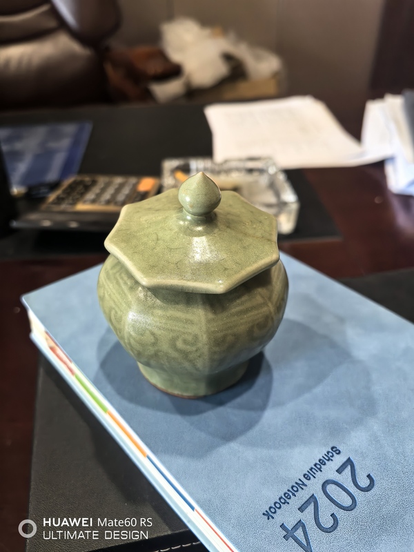 古玩陶瓷龍泉青瓷刻花八棱罐拍賣,當前價格21800元