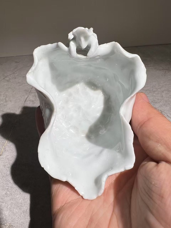 古玩陶瓷（清末民初）白釉荷葉青蛙紋杯（有很高藝術(shù)收藏價值小精品）拍賣，當(dāng)前價格0元