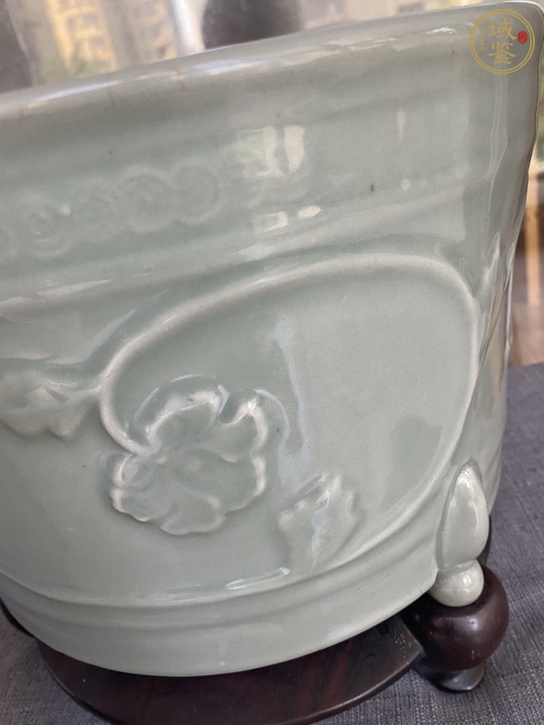 古玩陶瓷明早期龍泉窯青柚三足香爐真品鑒賞圖
