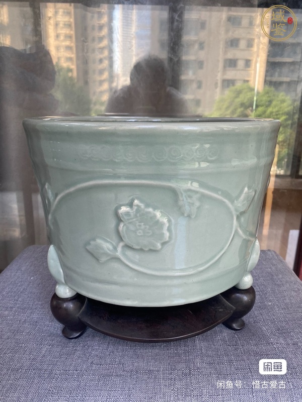 古玩陶瓷明早期龍泉窯青柚三足香爐真品鑒賞圖