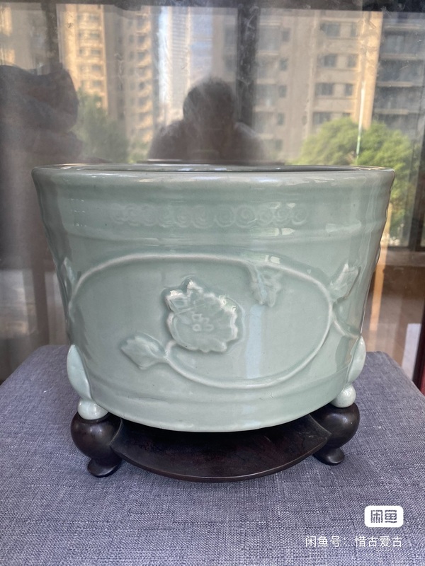 古玩轉賣明早期龍泉窯青柚三足香爐拍賣，當前價格8000元