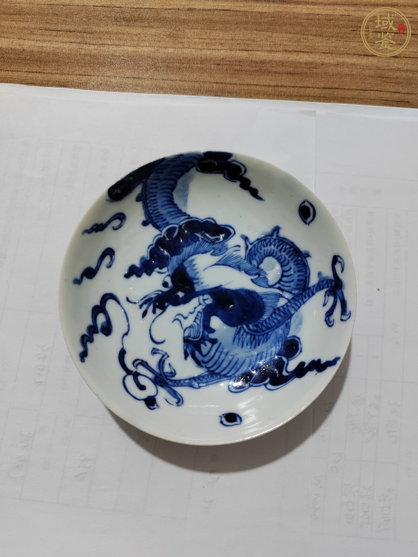 古玩陶瓷過(guò)墻龍紋青花盤真品鑒賞圖