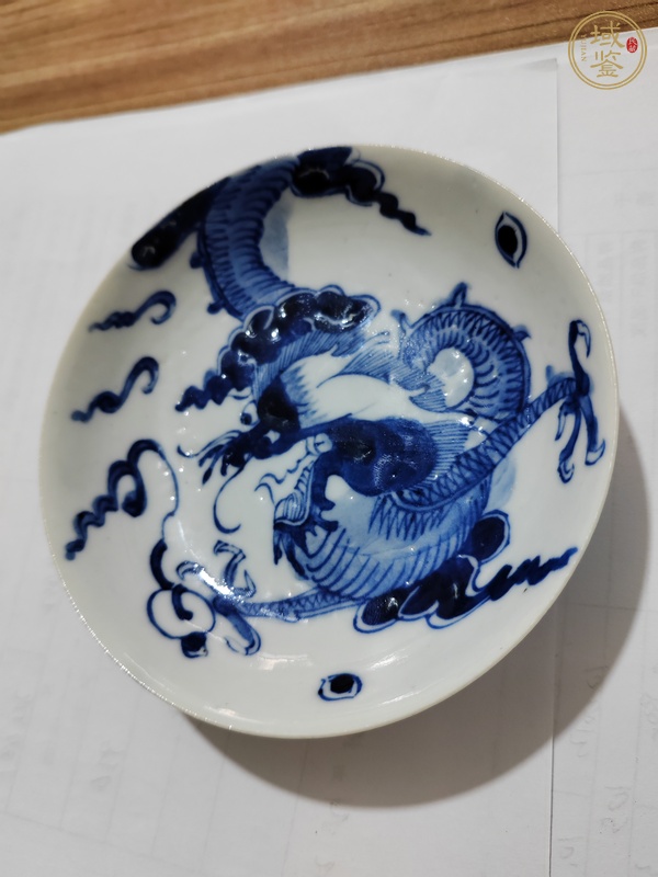 古玩陶瓷過(guò)墻龍紋青花盤真品鑒賞圖