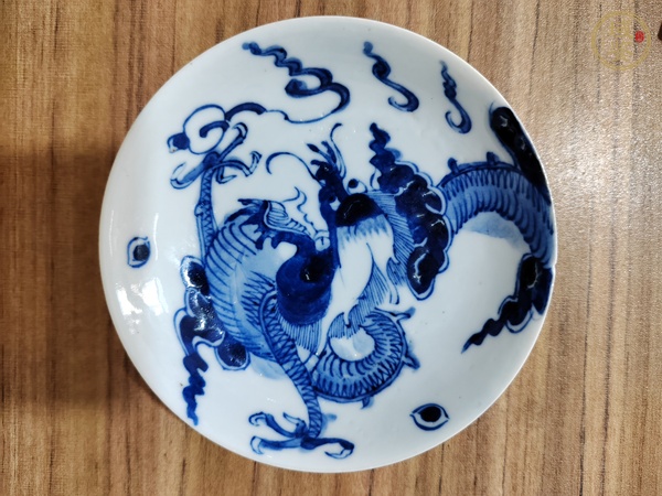 古玩陶瓷過(guò)墻龍紋青花盤真品鑒賞圖