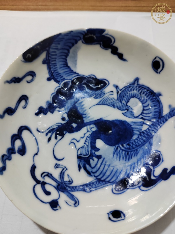 古玩陶瓷過(guò)墻龍紋青花盤真品鑒賞圖