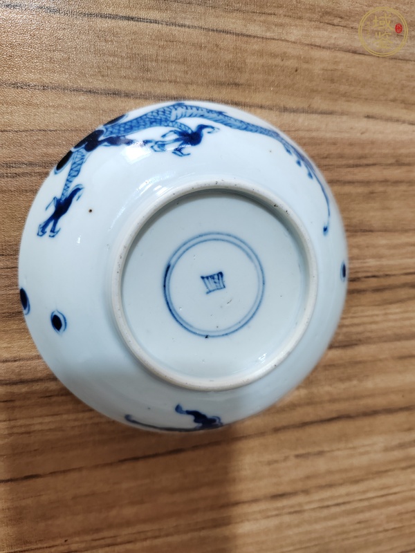 古玩陶瓷過(guò)墻龍紋青花盤真品鑒賞圖