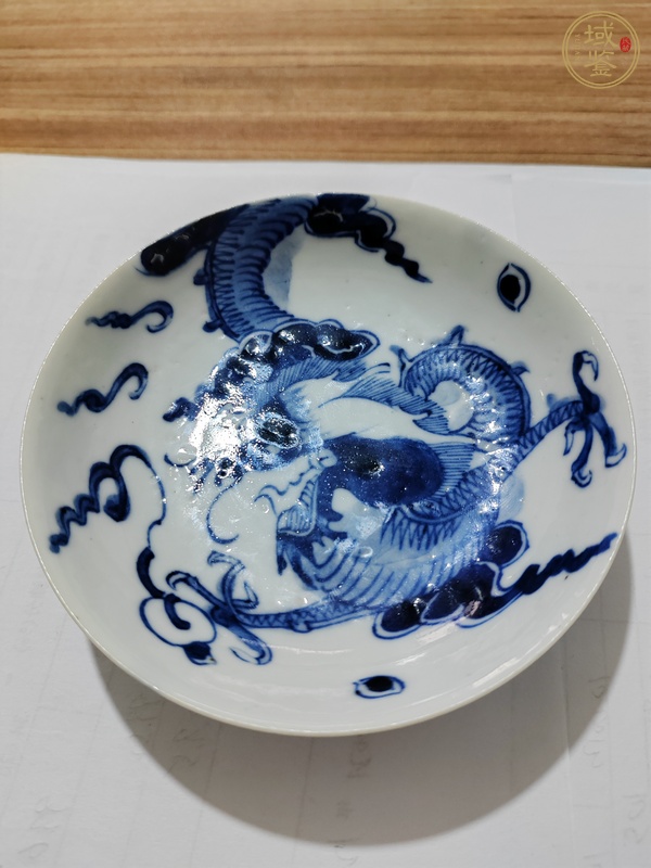 古玩陶瓷過(guò)墻龍紋青花盤真品鑒賞圖