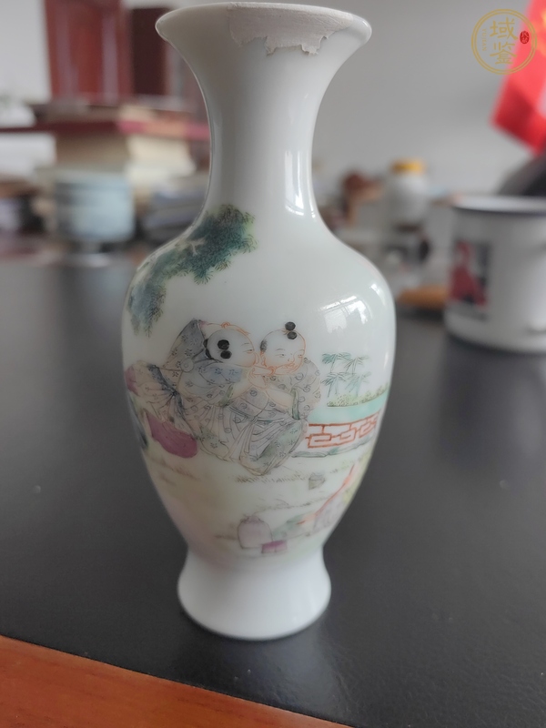 古玩陶瓷嬰戲紋粉彩觀音瓶真品鑒賞圖