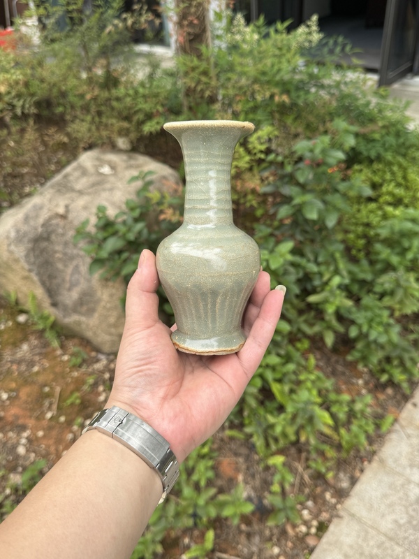 古玩轉(zhuǎn)賣龍泉青瓷撇口瓶拍賣，當(dāng)前價格588元