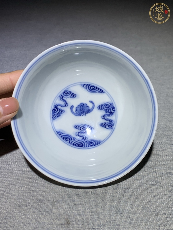 古玩陶瓷云蝠紋青花碗真品鑒賞圖