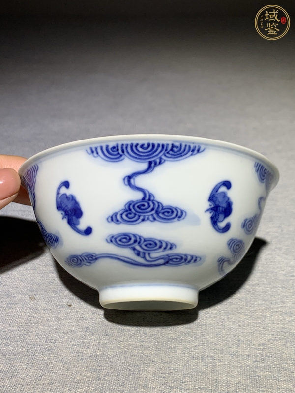 古玩陶瓷云蝠紋青花碗真品鑒賞圖
