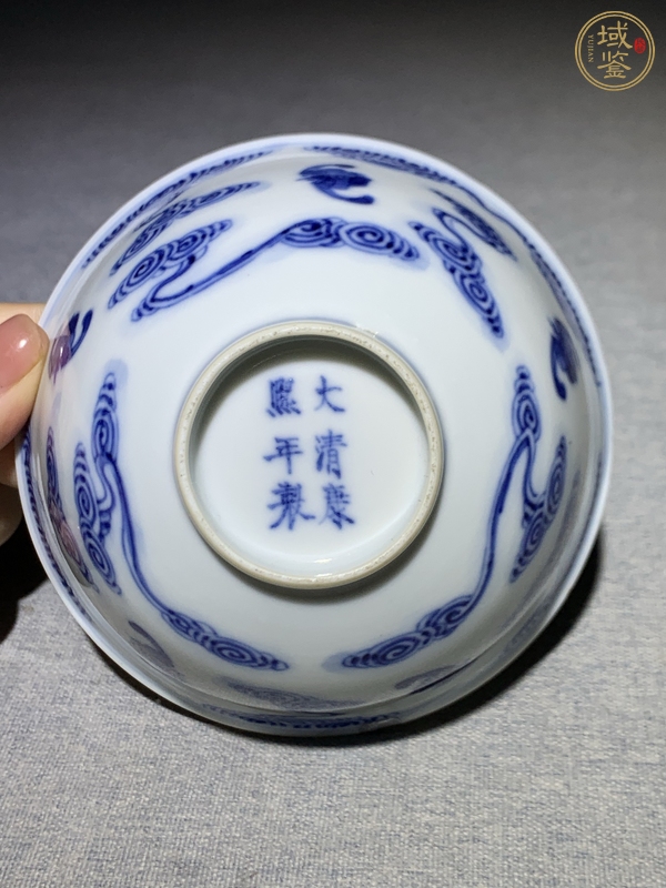 古玩陶瓷云蝠紋青花碗真品鑒賞圖