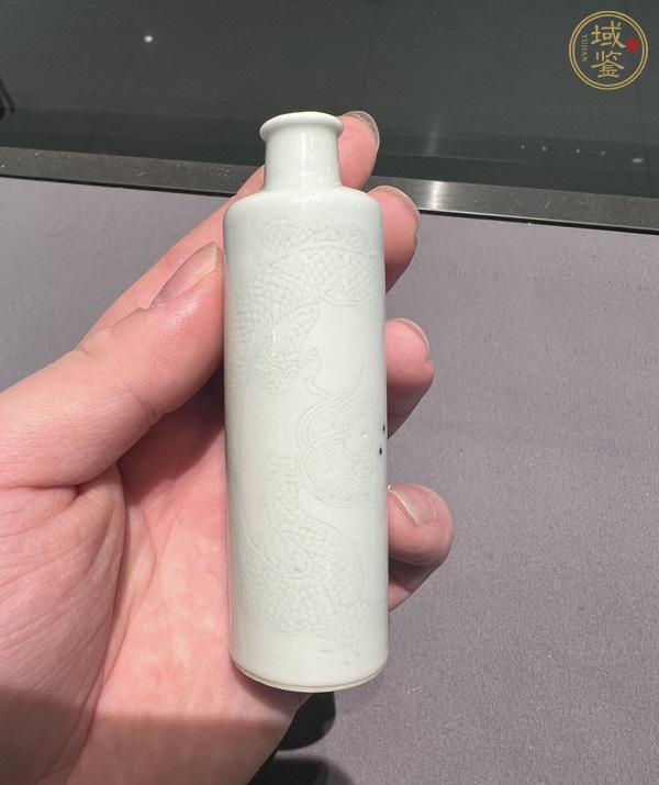 古玩陶瓷暗刻龍紋鼻煙壺真品鑒賞圖