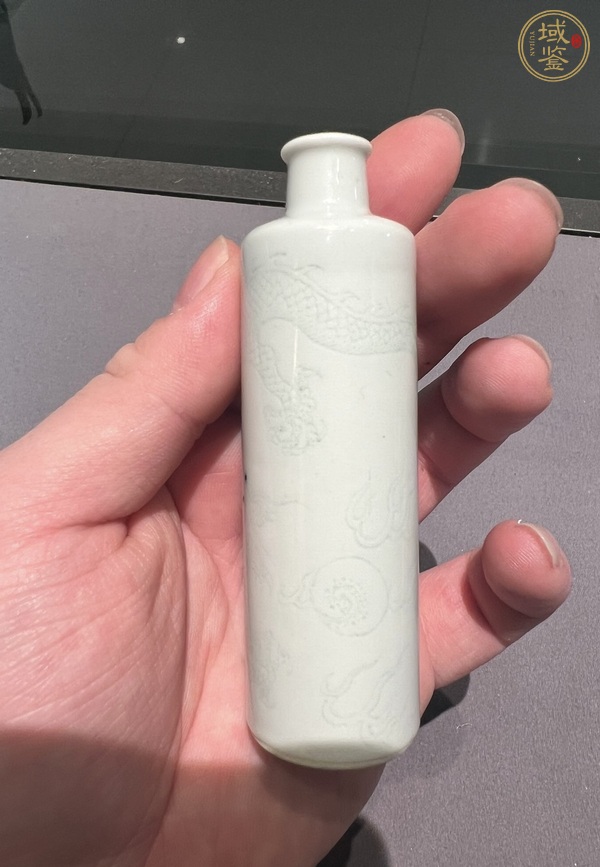 古玩陶瓷暗刻龍紋鼻煙壺真品鑒賞圖