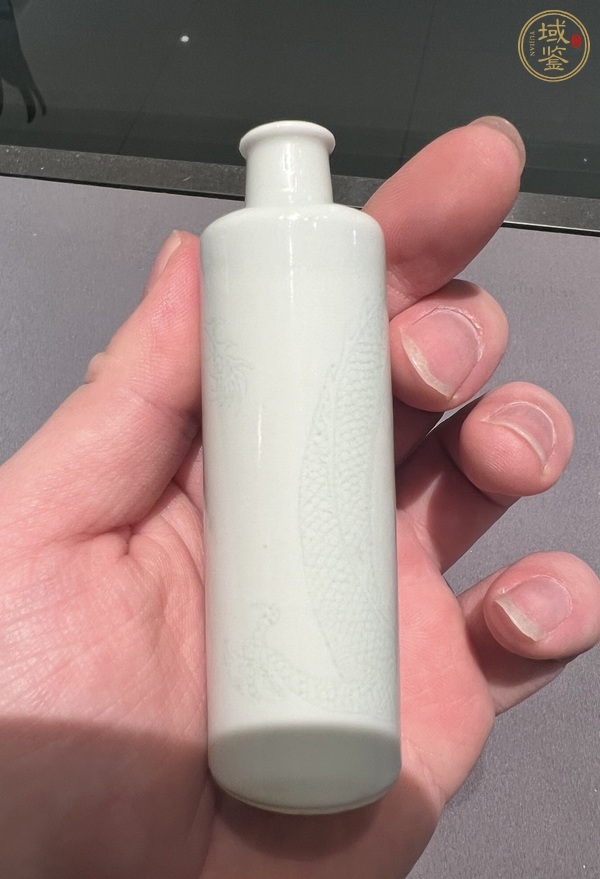 古玩陶瓷暗刻龍紋鼻煙壺真品鑒賞圖
