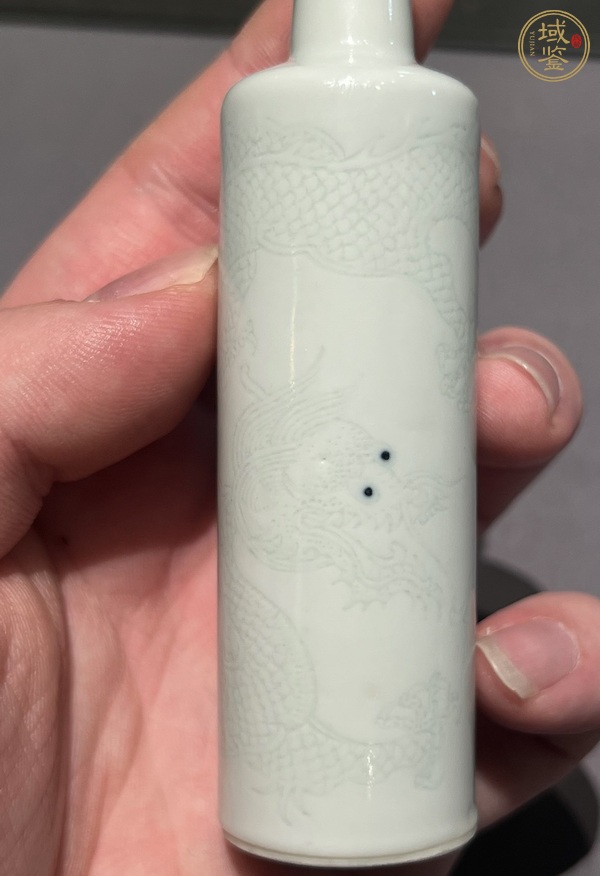 古玩陶瓷暗刻龍紋鼻煙壺真品鑒賞圖