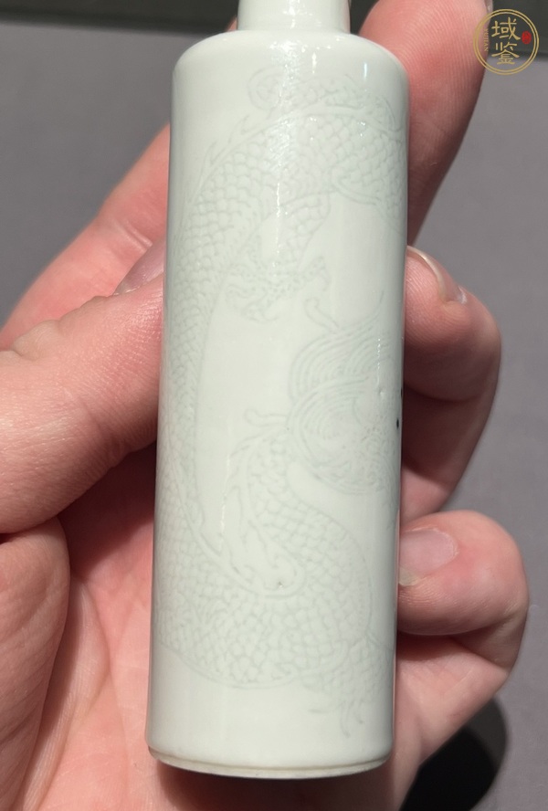 古玩陶瓷暗刻龍紋鼻煙壺真品鑒賞圖