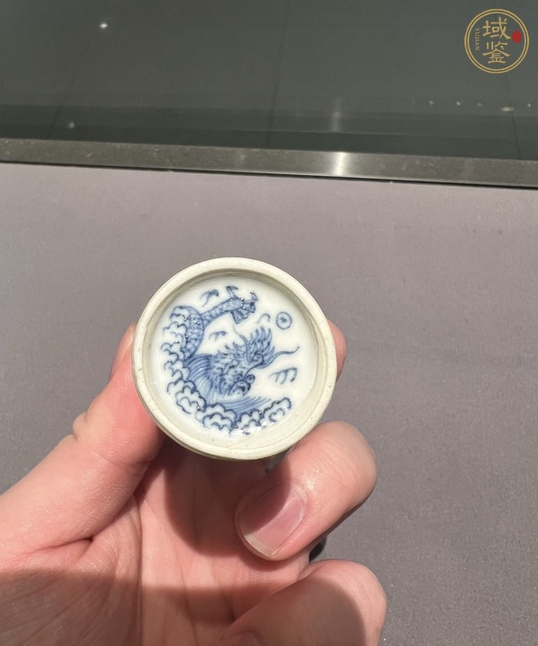 古玩陶瓷暗刻龍紋鼻煙壺真品鑒賞圖