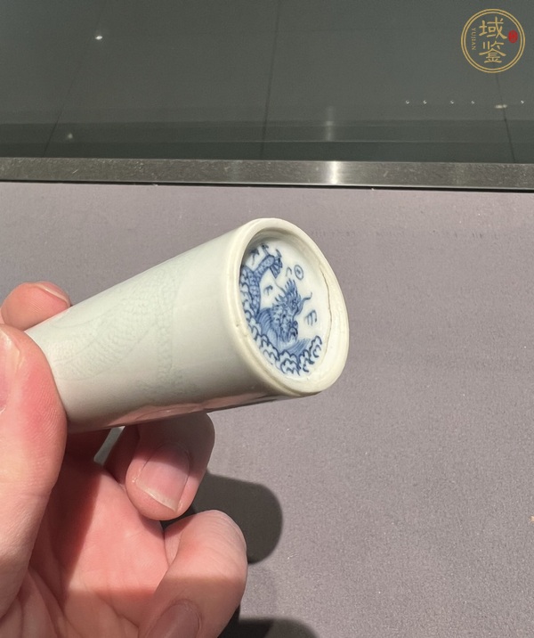古玩陶瓷暗刻龍紋鼻煙壺真品鑒賞圖