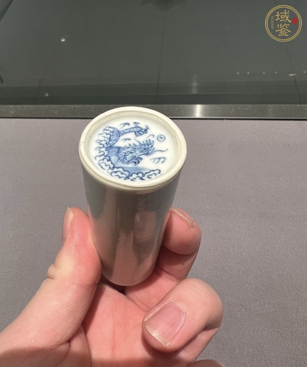 古玩陶瓷暗刻龍紋鼻煙壺真品鑒賞圖
