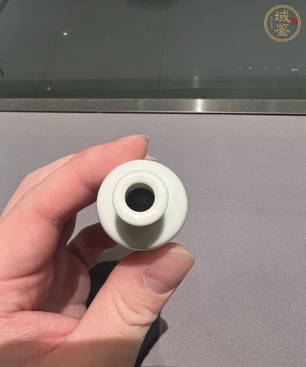 古玩陶瓷暗刻龍紋鼻煙壺真品鑒賞圖
