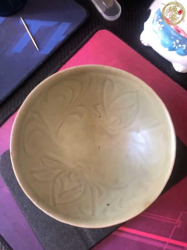 古玩陶瓷龍泉青瓷刻花碗真品鑒賞圖