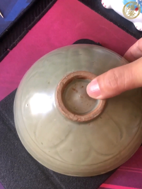 古玩陶瓷龍泉青瓷刻花碗真品鑒賞圖