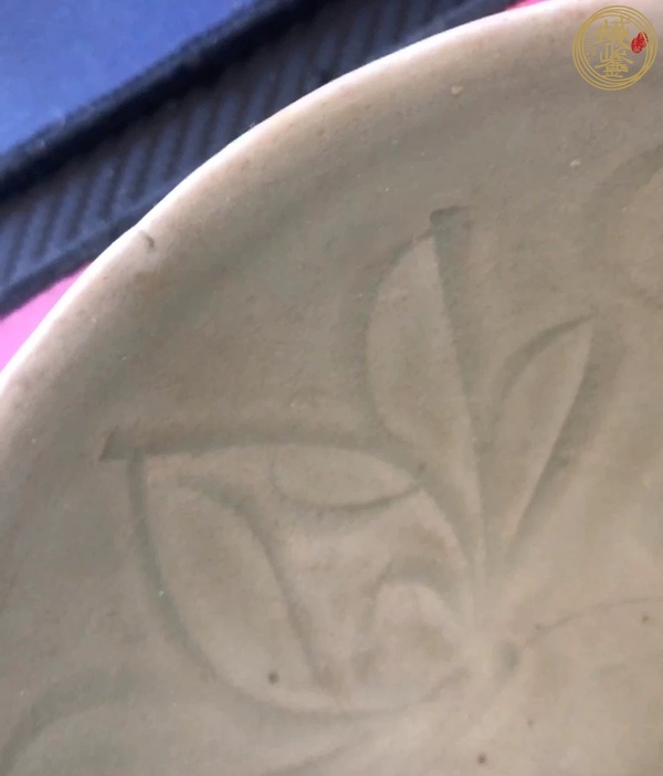古玩陶瓷龍泉青瓷刻花碗真品鑒賞圖