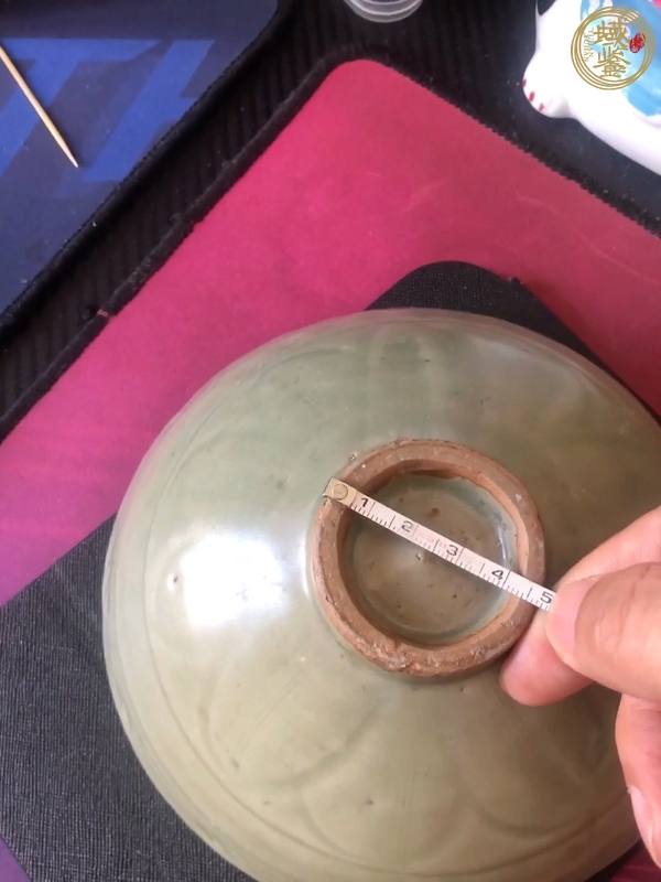 古玩陶瓷龍泉青瓷刻花碗真品鑒賞圖