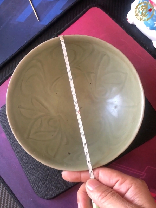 古玩陶瓷龍泉青瓷刻花碗真品鑒賞圖