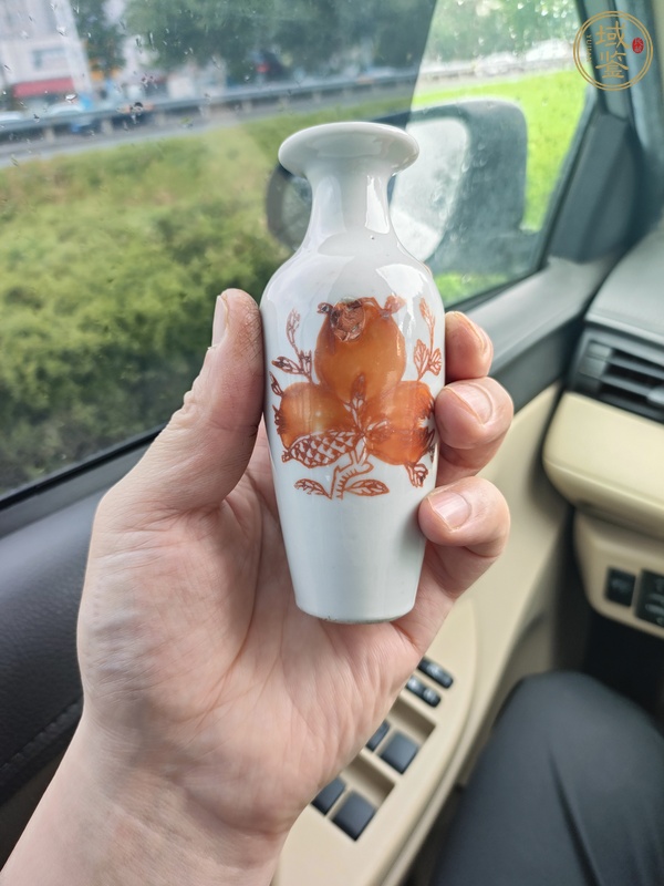 古玩陶瓷礬紅三多紋撇口瓶真品鑒賞圖