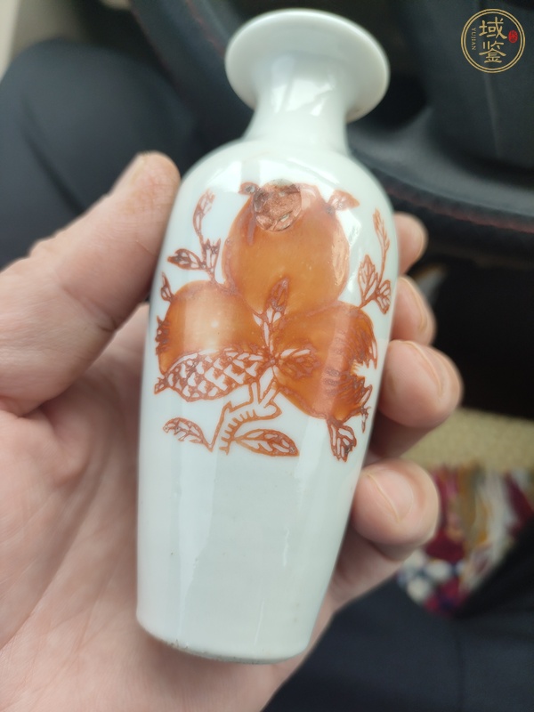 古玩陶瓷礬紅三多紋撇口瓶真品鑒賞圖