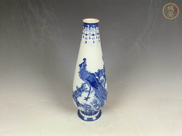 古玩陶瓷民國洞石花卉孔雀紋青花玉米賞瓶真品鑒賞圖