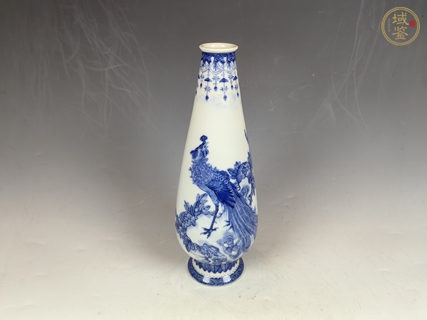 古玩陶瓷民國洞石花卉孔雀紋青花玉米賞瓶真品鑒賞圖