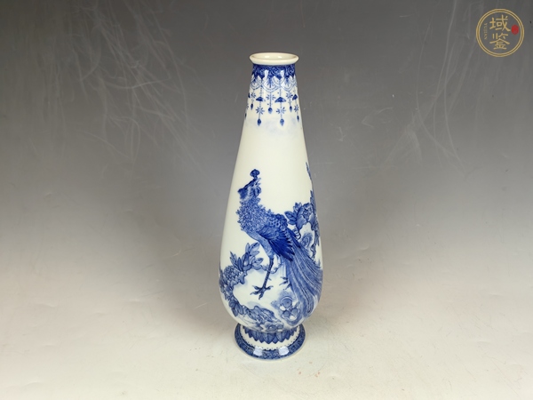 古玩陶瓷民國洞石花卉孔雀紋青花玉米賞瓶真品鑒賞圖