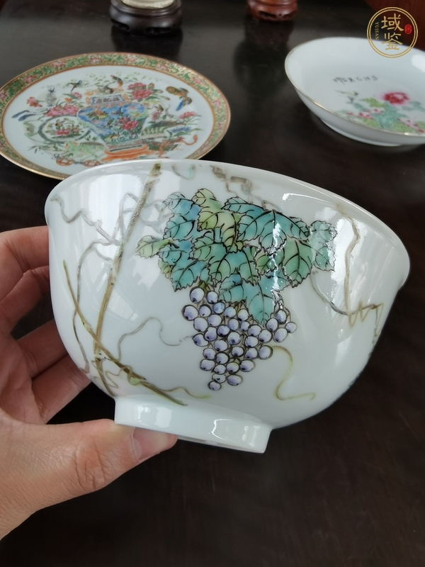 古玩陶瓷粉彩葡萄花卉紋碗真品鑒賞圖