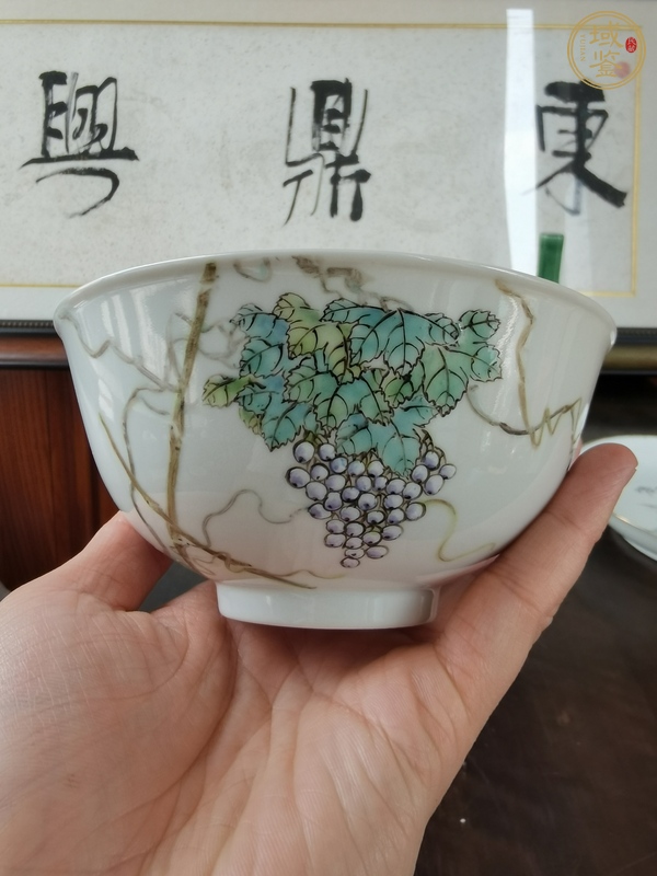 古玩陶瓷粉彩葡萄花卉紋碗真品鑒賞圖