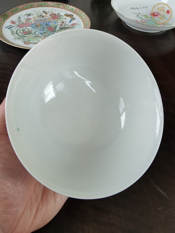 古玩陶瓷粉彩葡萄花卉紋碗真品鑒賞圖
