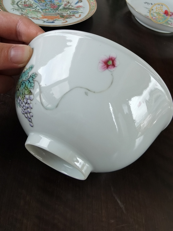 古玩陶瓷粉彩葡萄花卉紋碗真品鑒賞圖