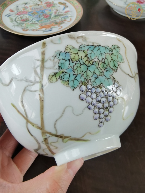 古玩陶瓷粉彩葡萄花卉紋碗真品鑒賞圖