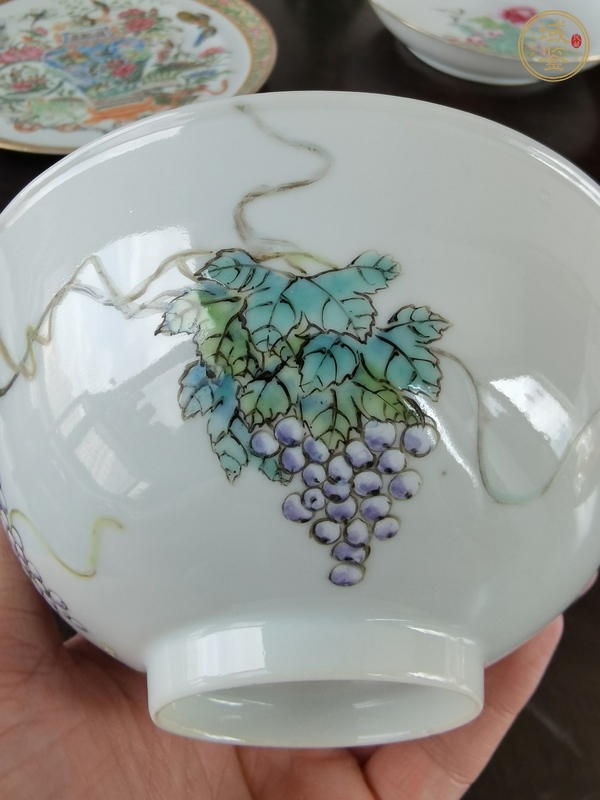 古玩陶瓷粉彩葡萄花卉紋碗真品鑒賞圖