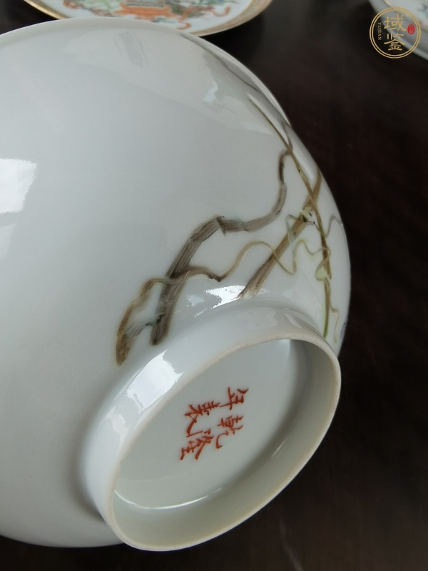 古玩陶瓷粉彩葡萄花卉紋碗真品鑒賞圖