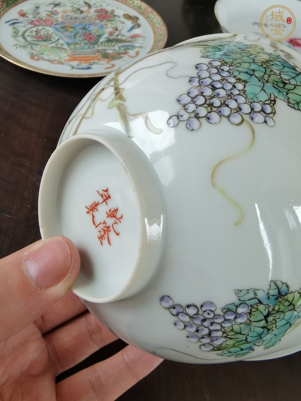 古玩陶瓷粉彩葡萄花卉紋碗真品鑒賞圖
