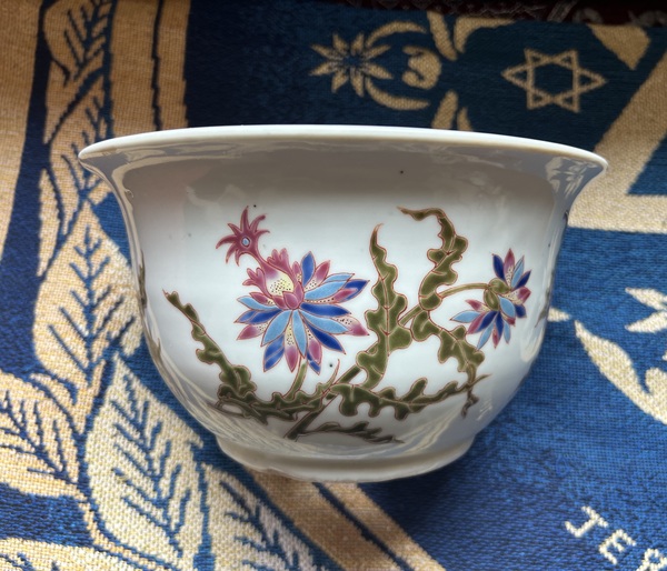 古玩轉(zhuǎn)賣晚清料彩四季花繪紋花盆拍賣，當前價格1288元