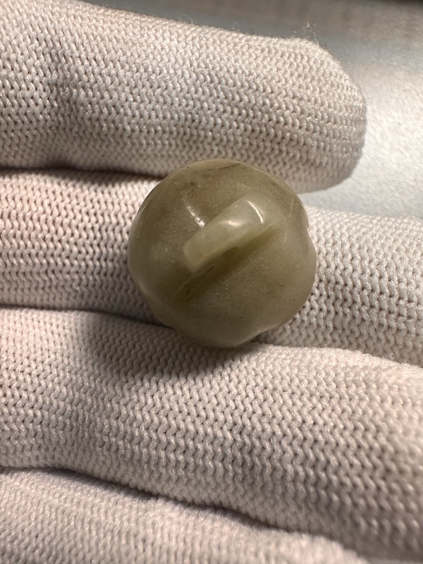 古玩玉器和田玉蓮花扣拍賣，當(dāng)前價格100元