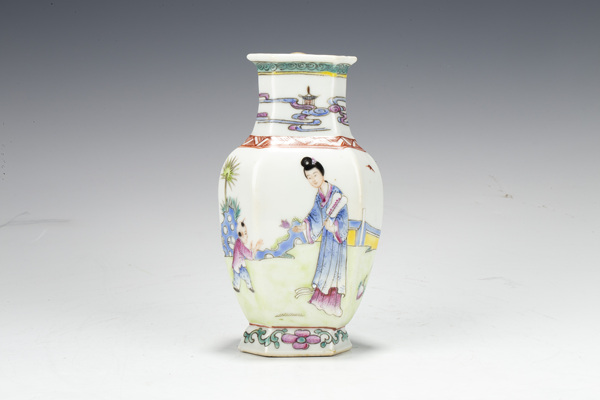 古玩陶瓷民國(guó)·粉彩仕女教子圖六方小瓶拍賣，當(dāng)前價(jià)格0元